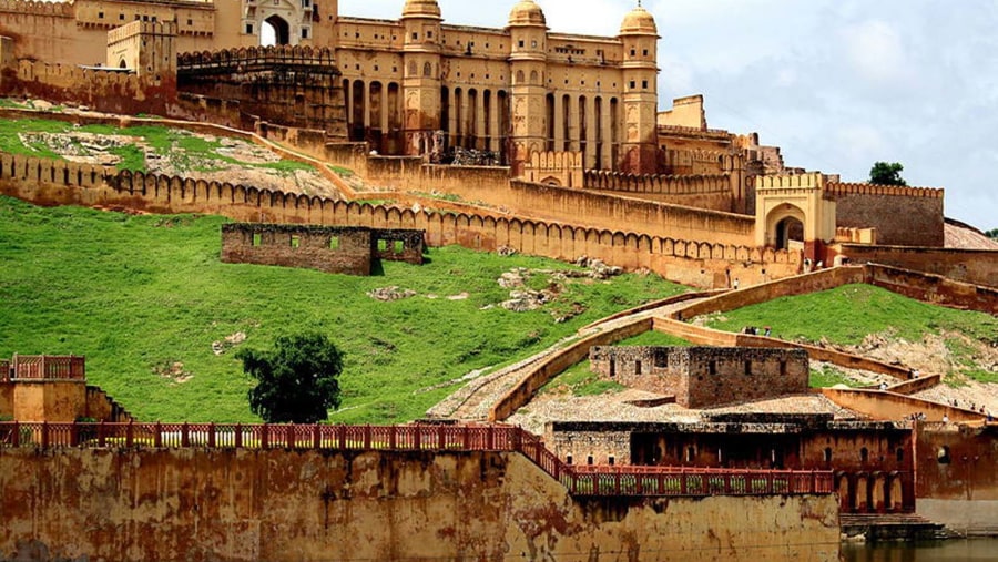 Explore the Amber Palace in Jaipur, India