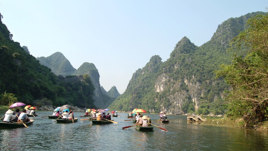 2 hours visiting Tam Coc by bamboo boat