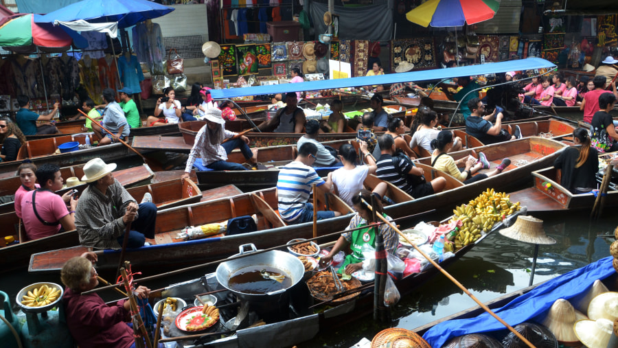 Damnoen Saduak market day