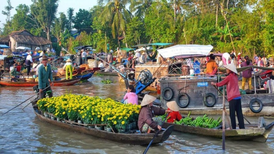 Row along the bustling markets of Vietnam