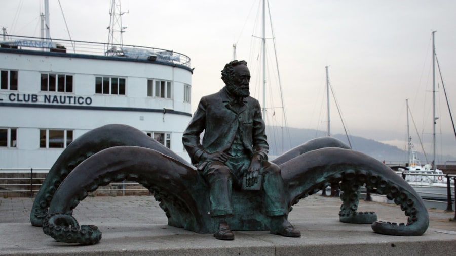 Estatua Julio Verne - 20,000 Leguas de VIaje Submarino