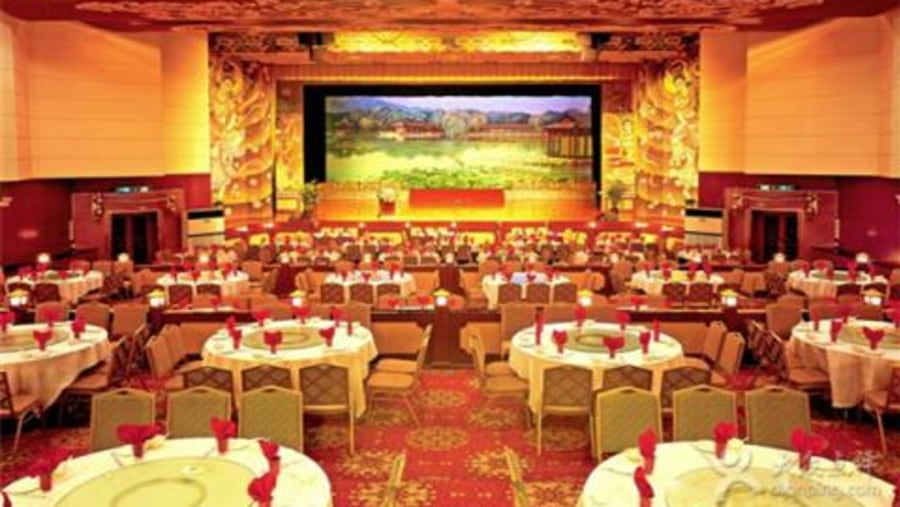 Theatrical style restaurant