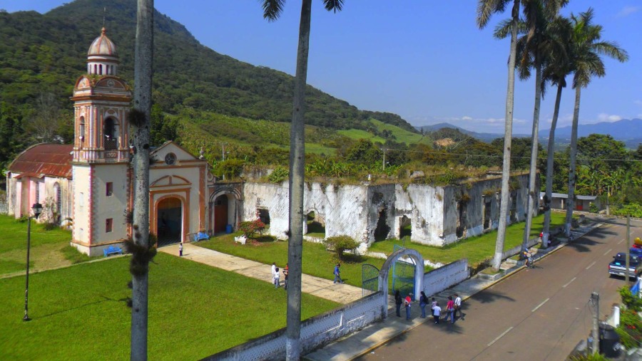 CASCO ANTIGUA EX HACIENDA LA MONTA BLANCO Y SU IGLECIA SANTA LUCIA