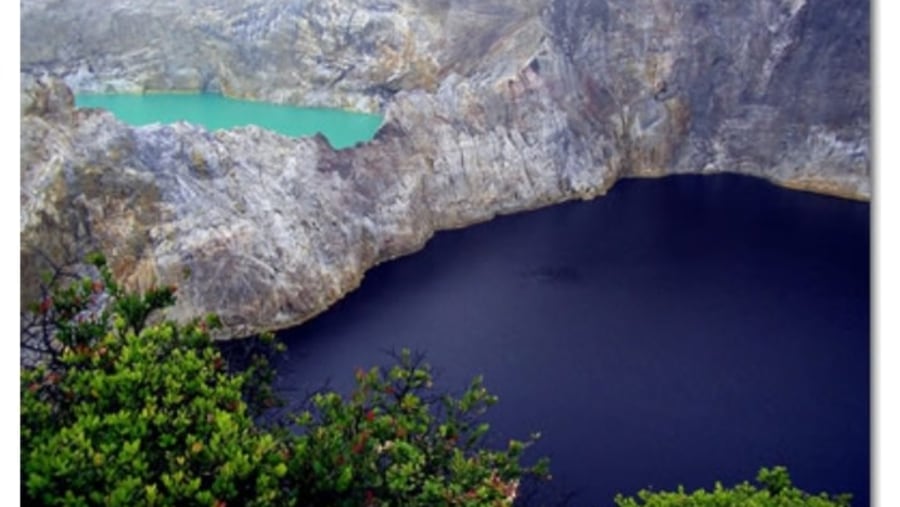 kelimutu three colour lakes