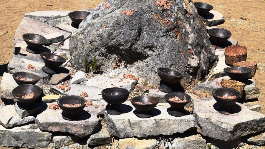 ENE - Feed the spirit of ancestors at the peak of Kelimutu