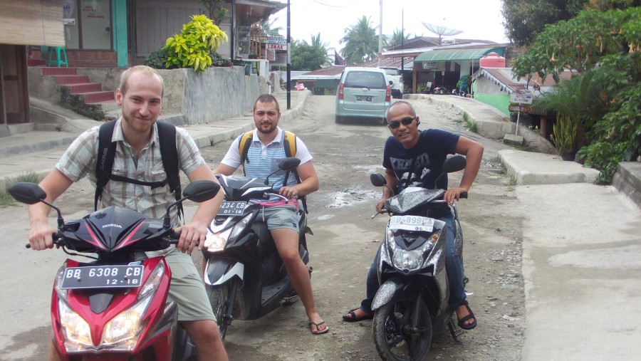 Ready to go from tuk tuk to lake sidihoni samosir island