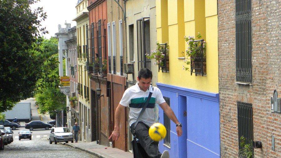 Gambeteando Buenos Aires meand to dribble the tradicional tours