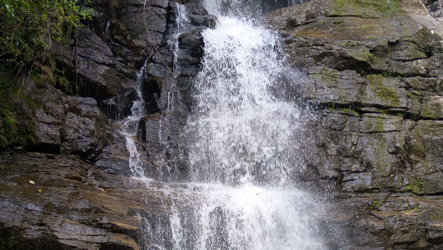 Choma waterfall #eltontourguide#guidetour#tourhqguides#ulugurumountains#hikinglovers#waterfallslovers#eltontourguide#tourhqguide#picofthenature#picofthedaysbyrappertonny#Xi