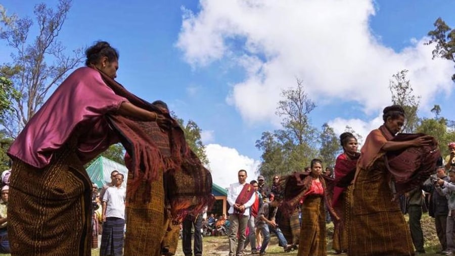 ENE - Traditional at the peak of Kelimutu