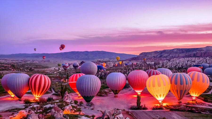 Hot air ballond ove fairy chimneys