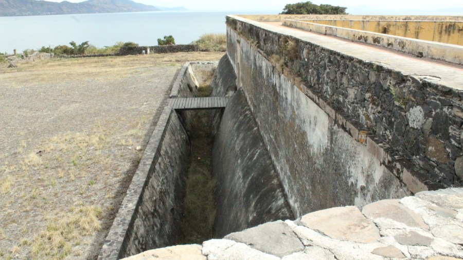 El foso alrededor del Cuartel