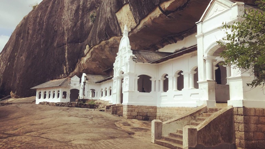 Rangiri Dambullu Cave Temple