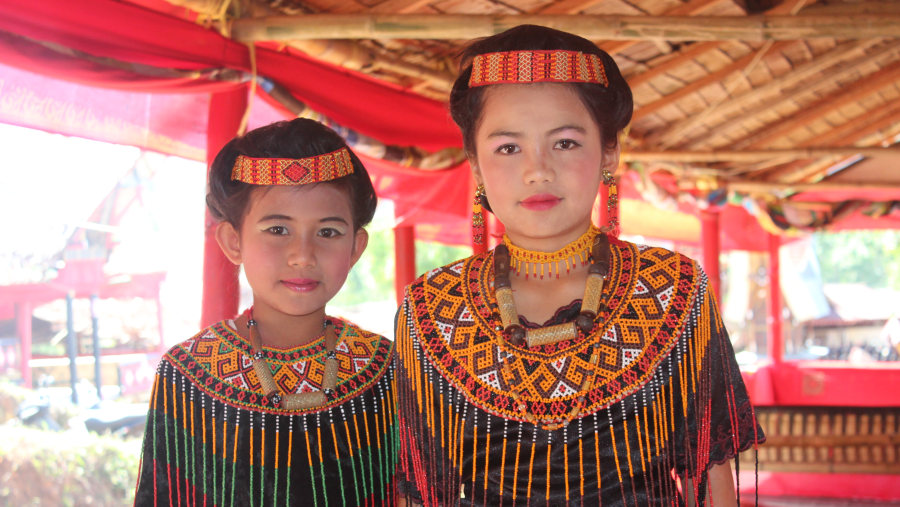 girls are in Torajan traditional dress