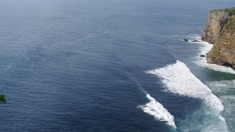 Blue ocean at uluwatu temple