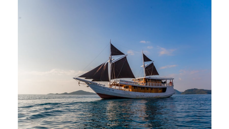 Komodo Boat Charter 
