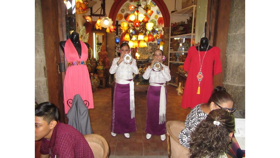 El Patio Restaurant, Mariachi Ladies