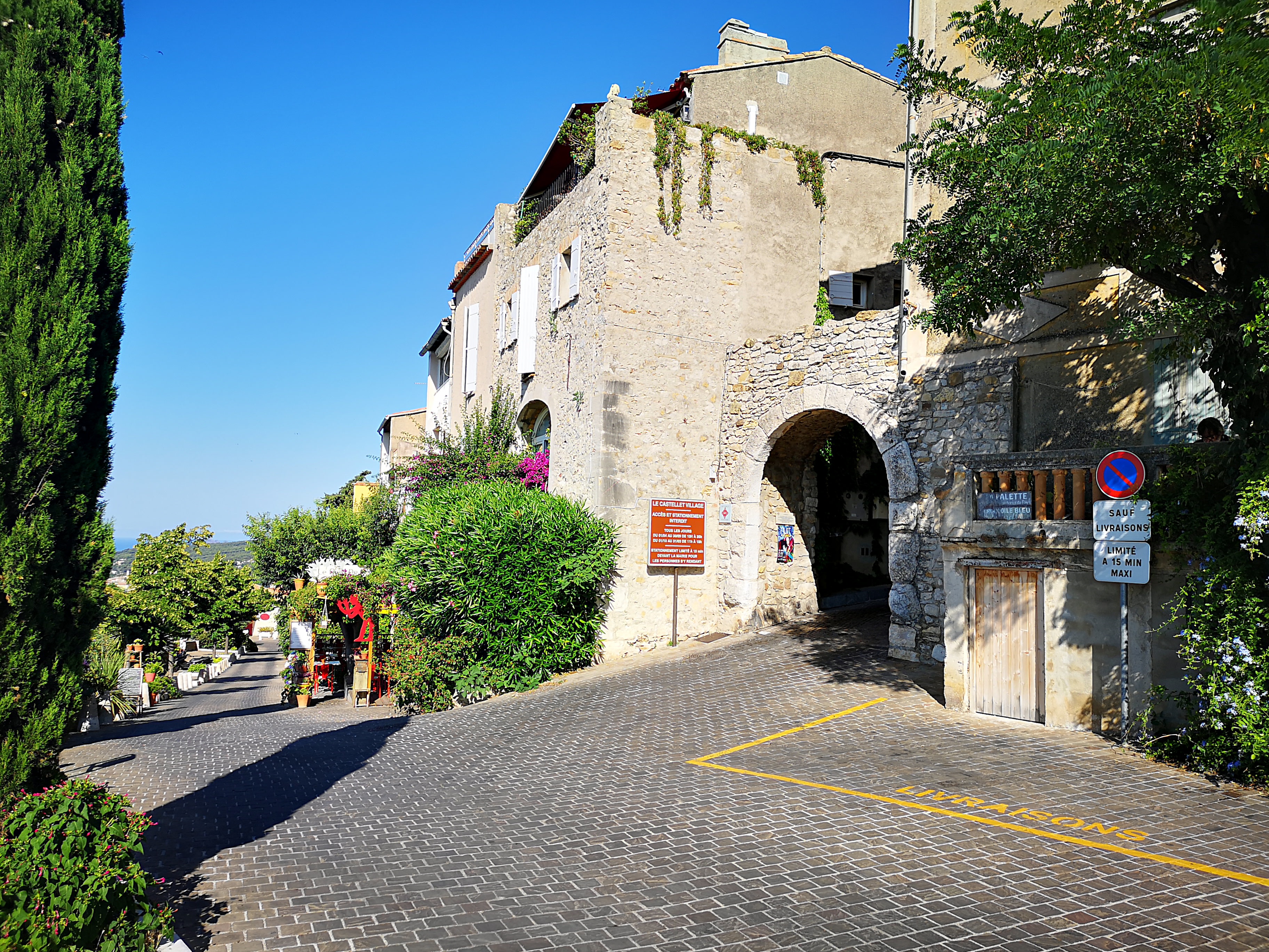 Le Castellet Old city gate