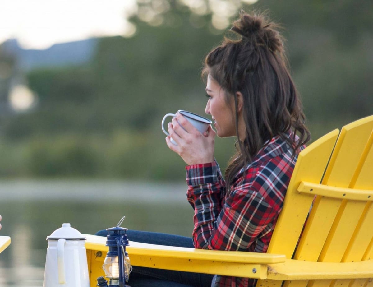 lakehouse-couple-enjoying-tea-next-to-lake-13-08-2021