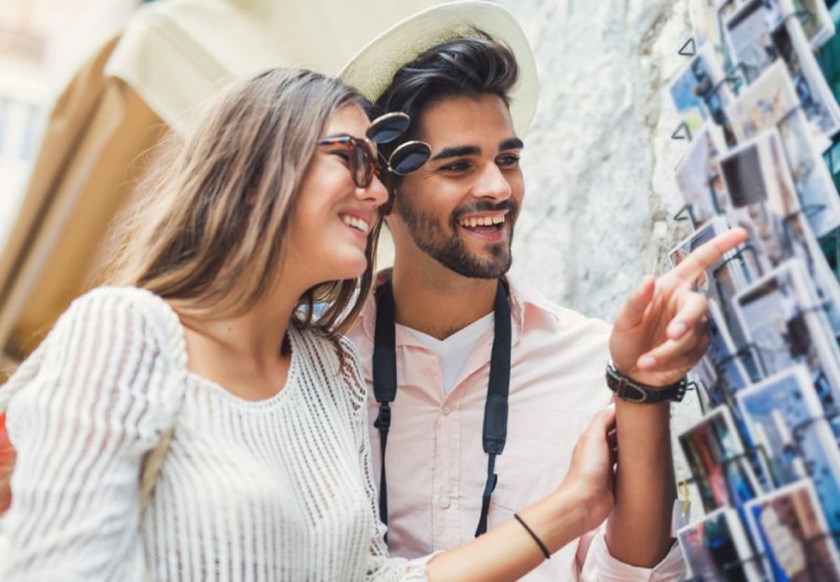 Couple-looking-at-postcards