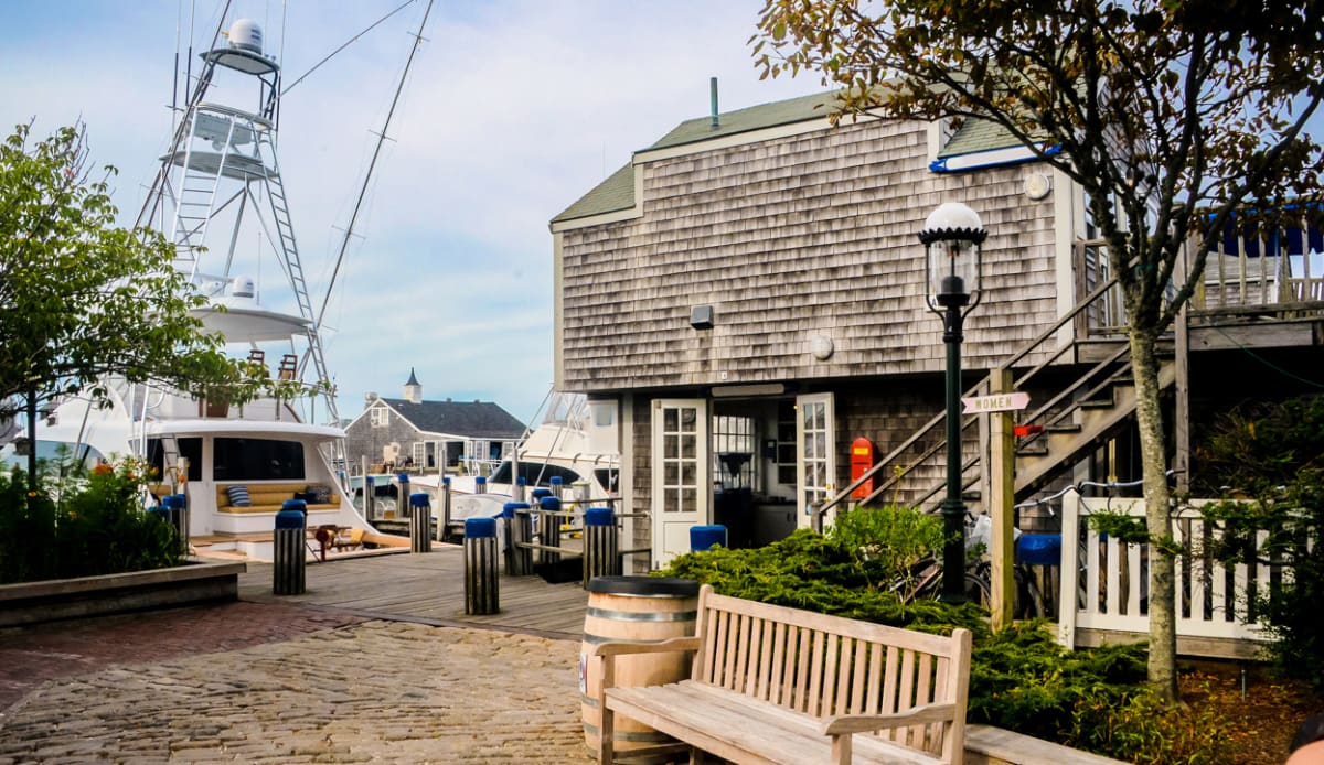 pedestrian-boulevard-in-nantucket
