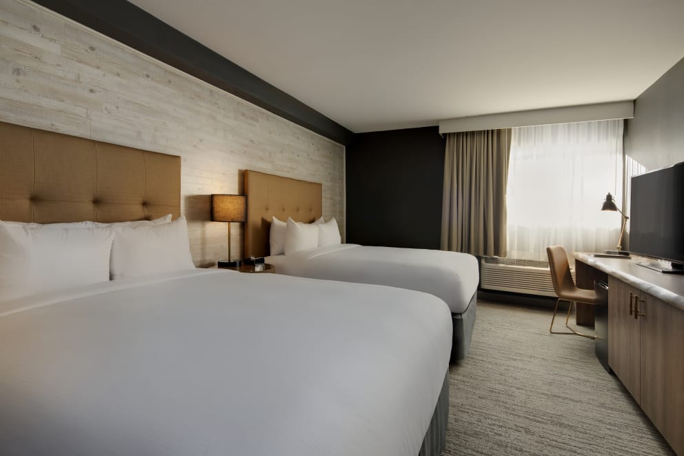 2 QUEEN BEDS