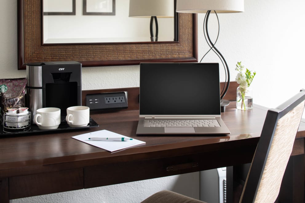 toll-house-hotel-guestroom-work-station