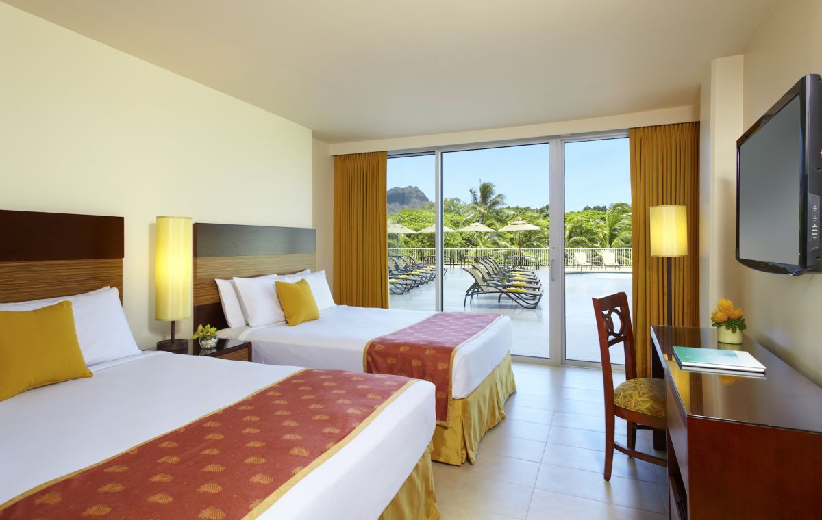 Park_Shore_Waikiki_Poolside_Room