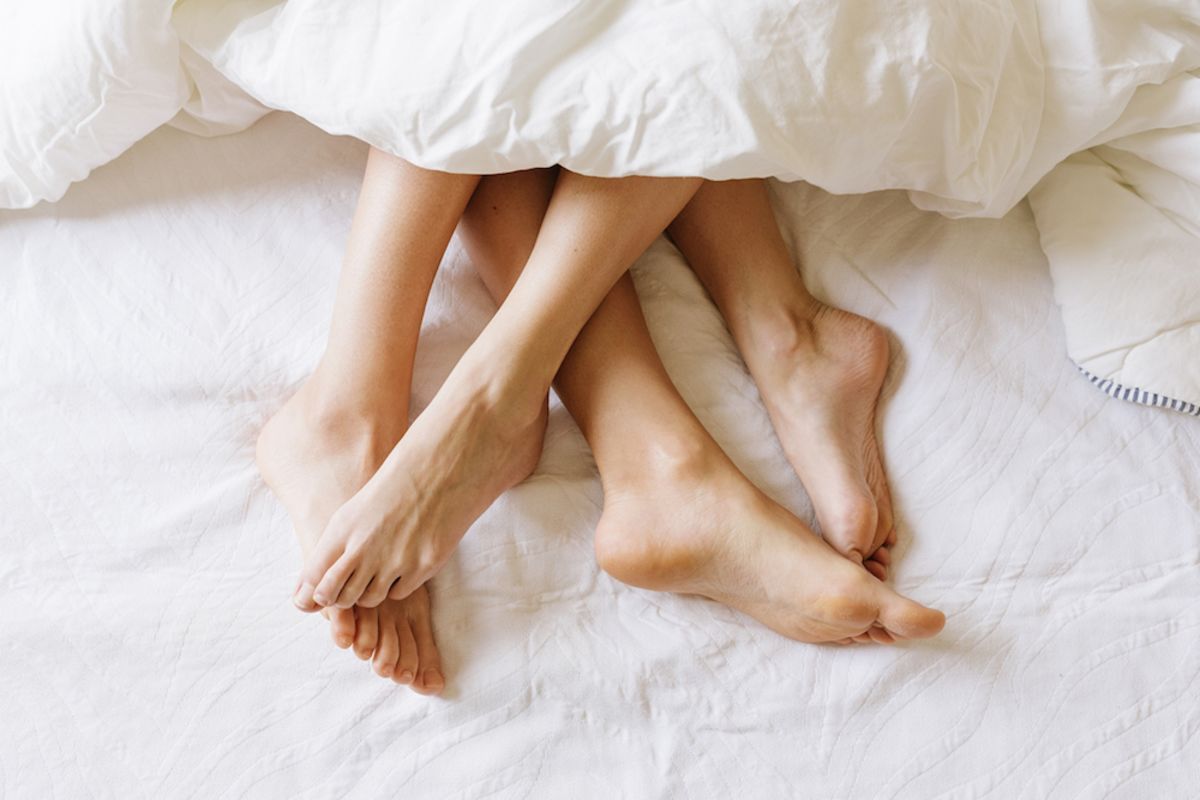 couple-lounges-in-bed-at-sagamore