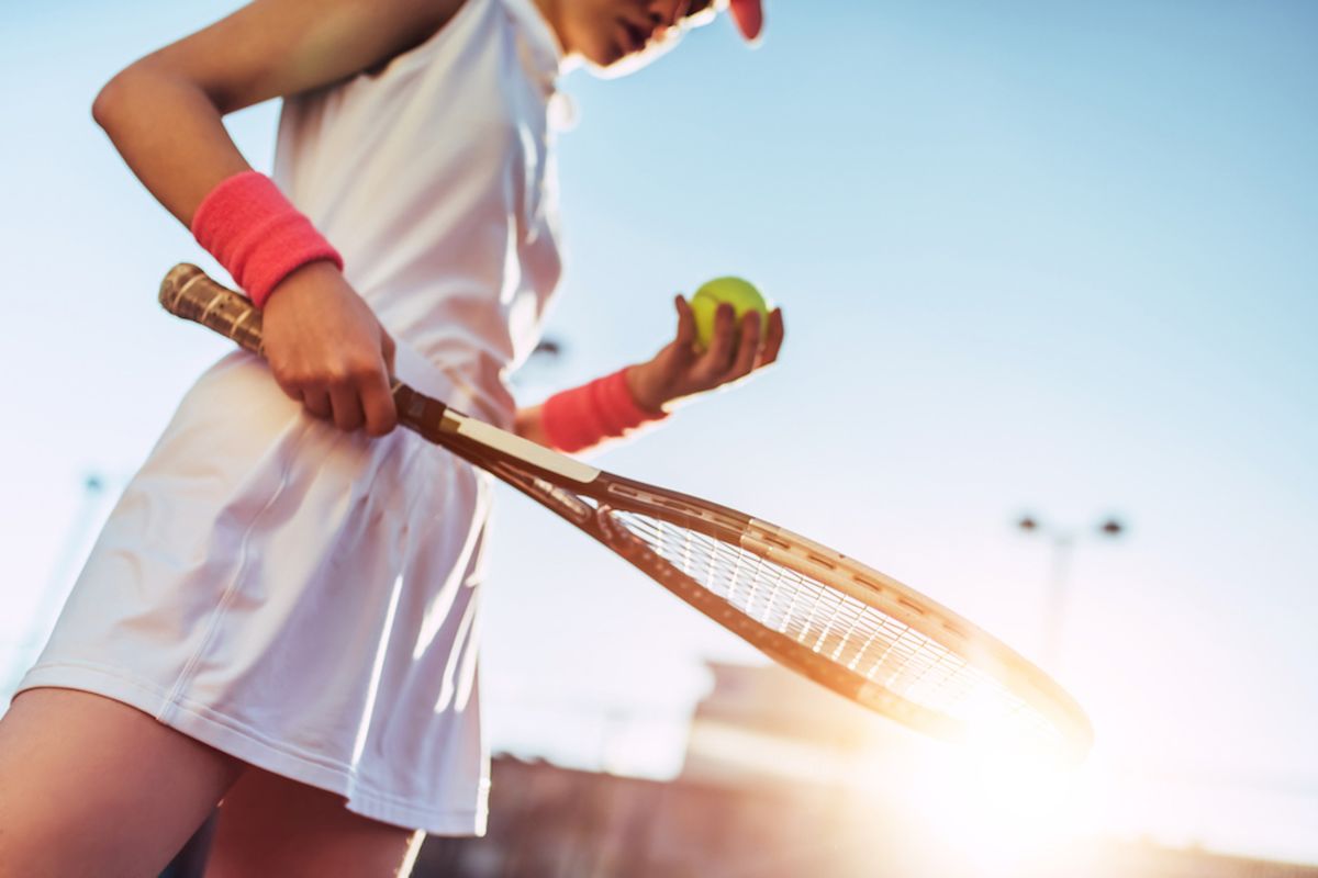 player-preparing-to-serve-tennis-ball-miami-open