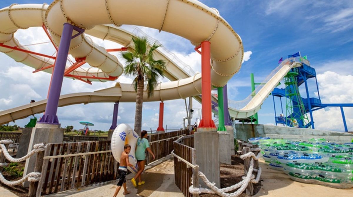 waves-resort-waterpark-kids-walking-to-water-slide
