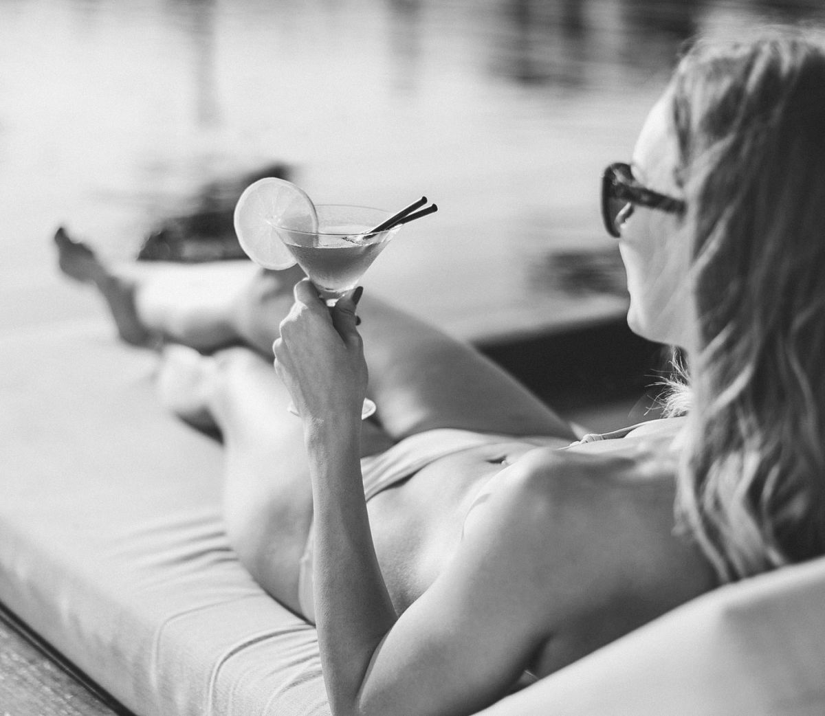 gale-fort-lauderdale-poolbar-cocktail-woman