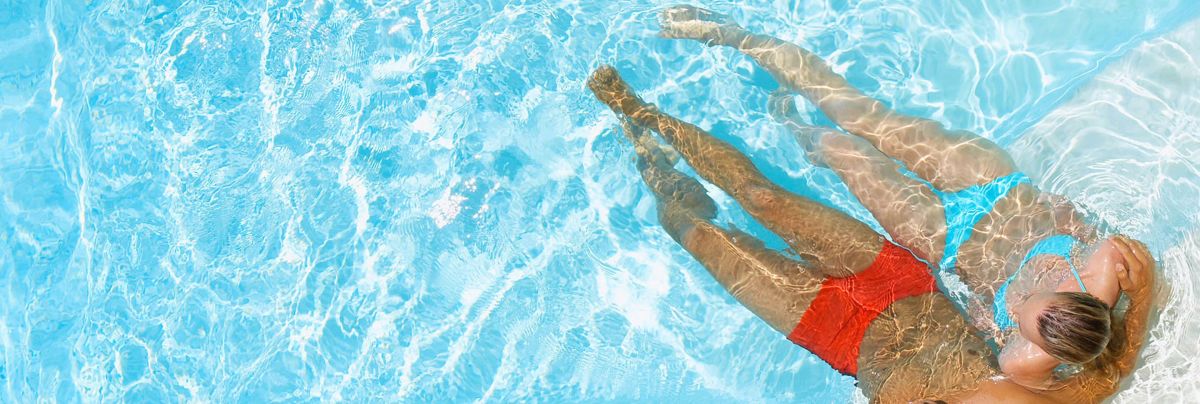 couple-in-pool
