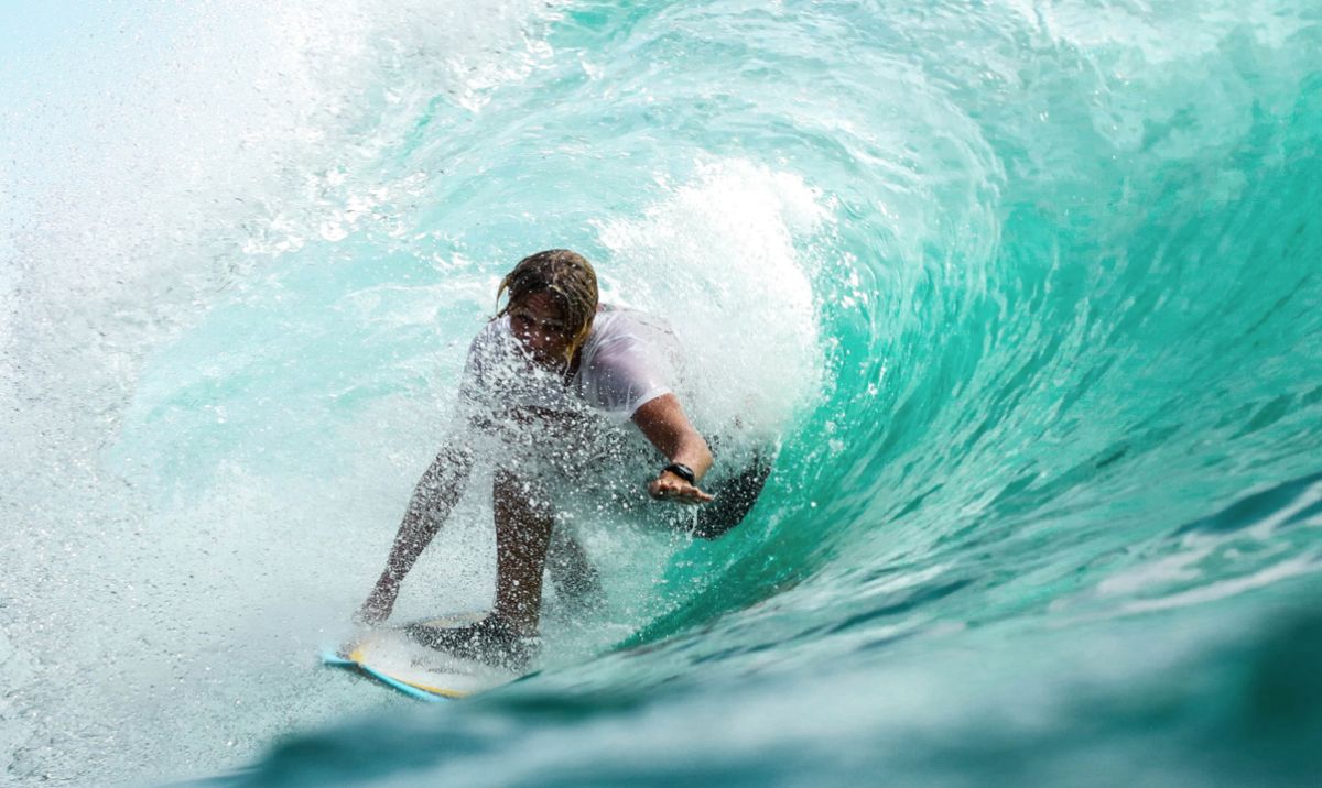guy-surfing-wave