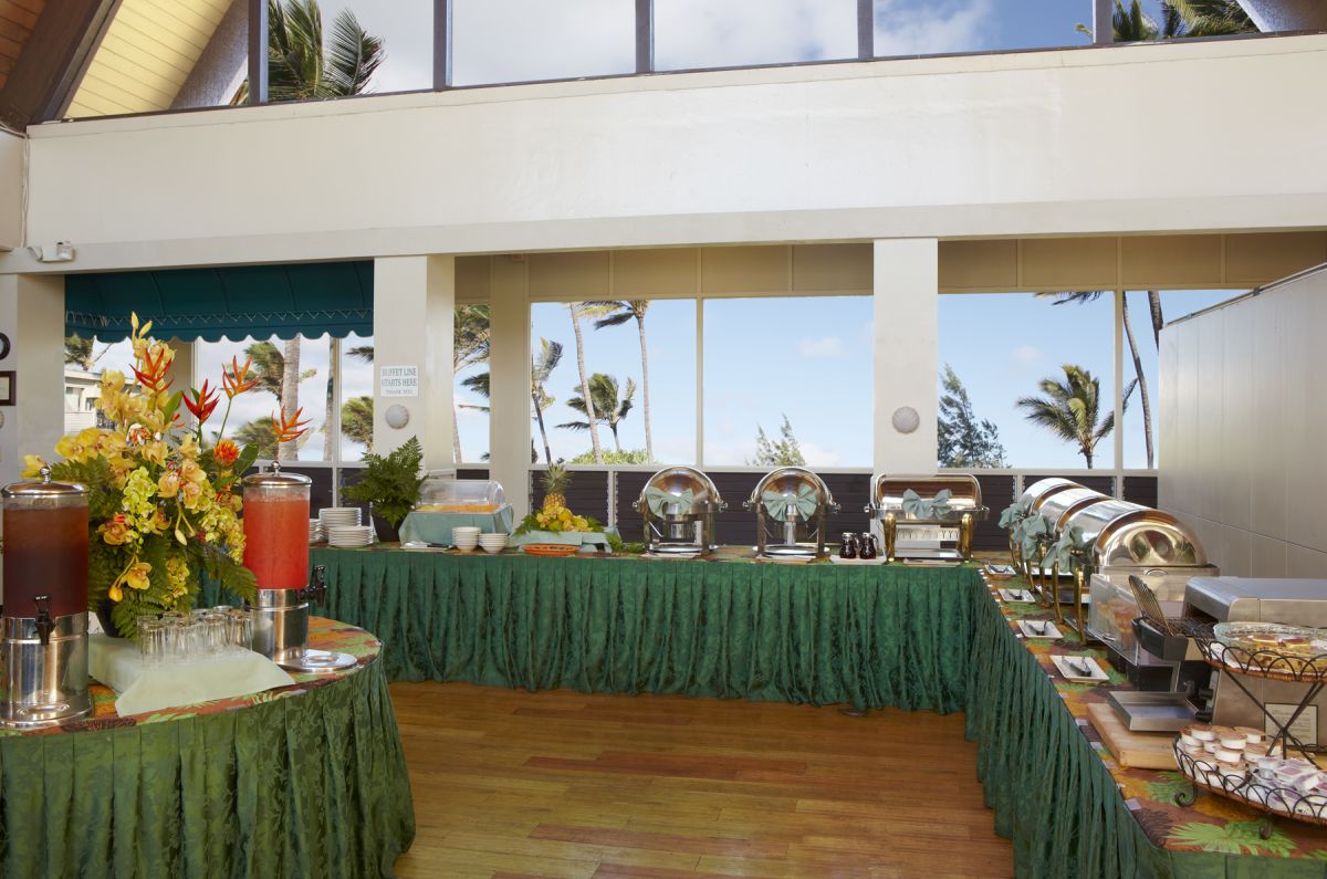 Maui-Beach-Hotel-Buffet