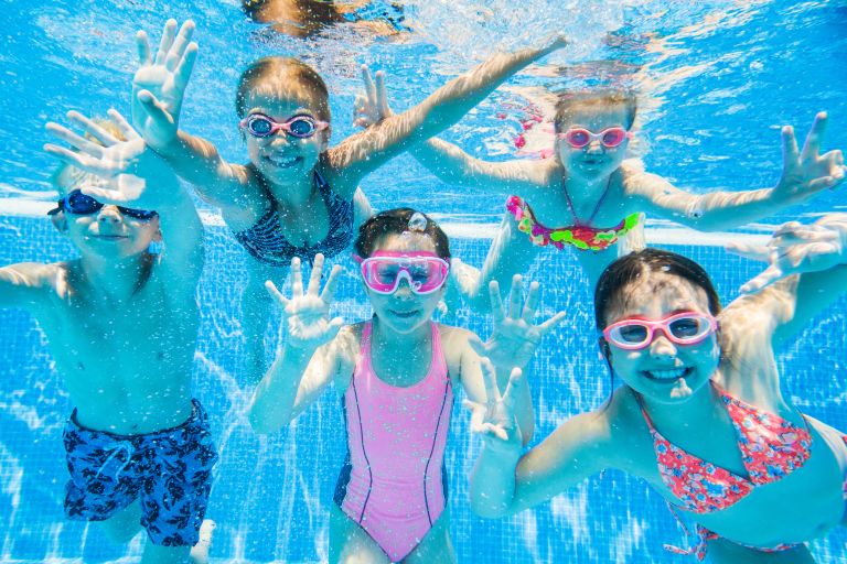 5 kids in pool with goggles