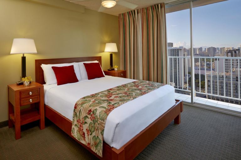 Pacific-Monarch-1-Bedroom-Kitchenette-Bedroom