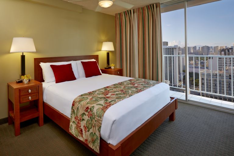 Pacific-Monarch-1-Bedroom-Kitchenette-Bedroom