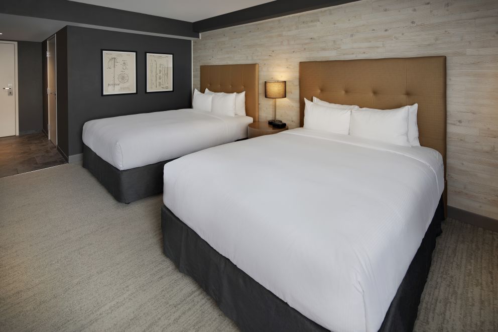 2 QUEEN BEDS