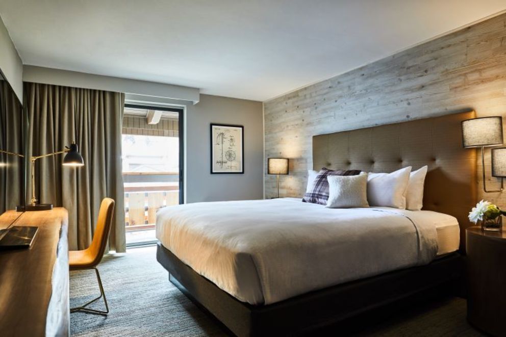 1 KING BEDROOM