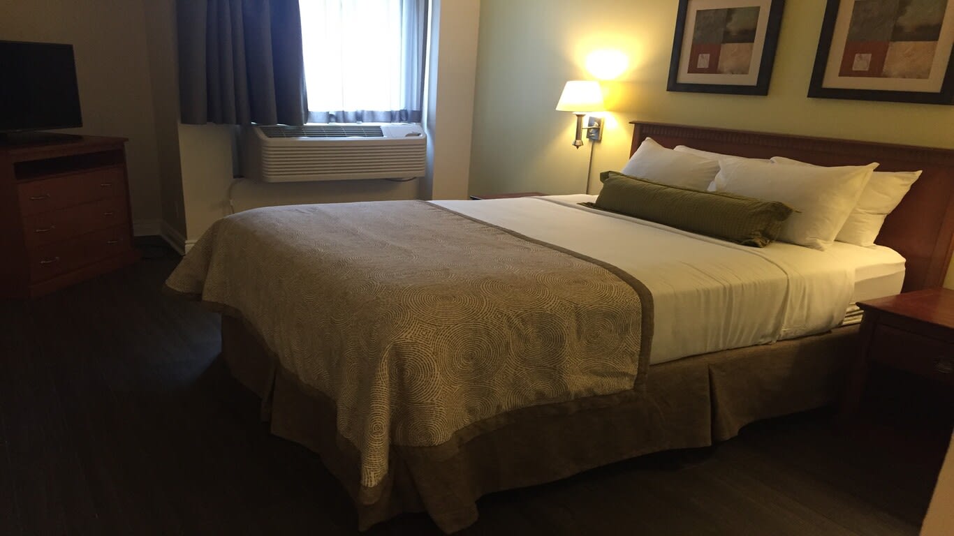 One Queen Suite