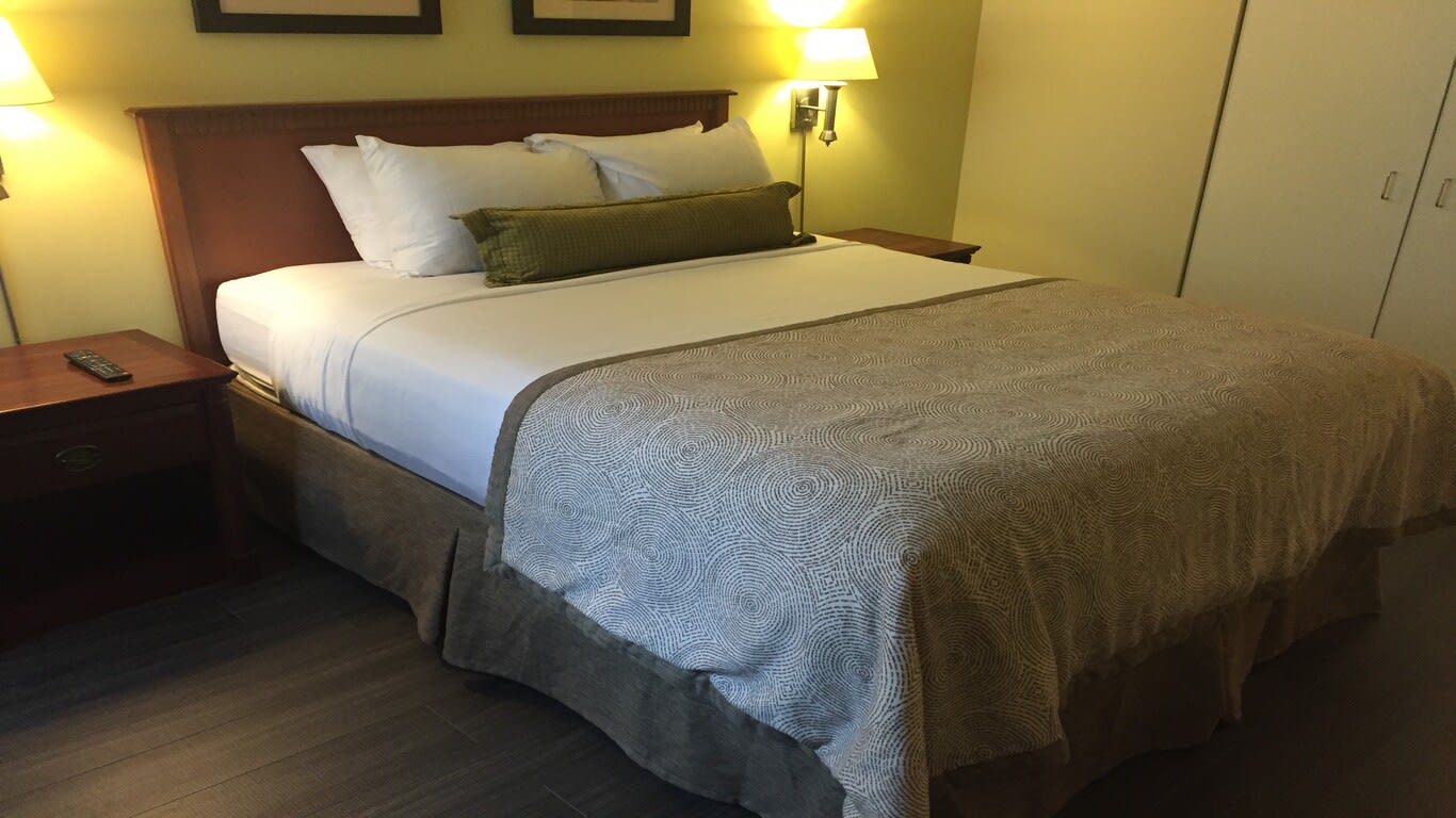 Junior Corner Queen Suite