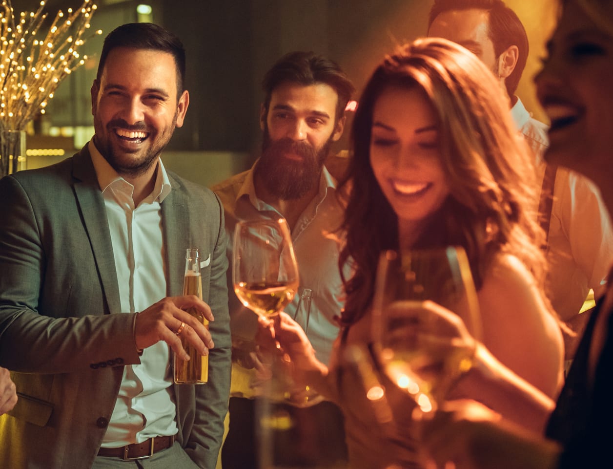 Group-of-adults-having-fun-at-bar