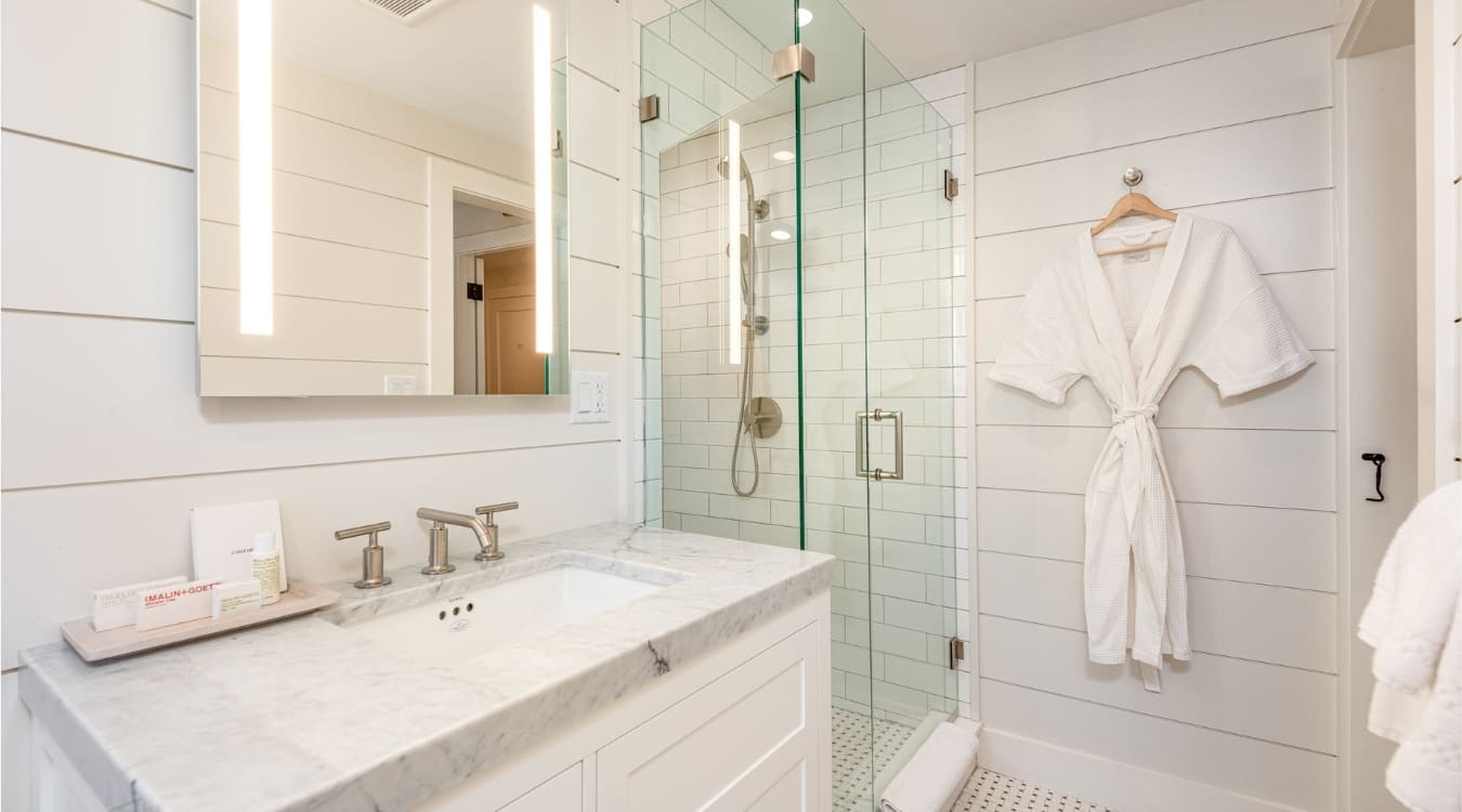 Chapman Queen Petite bathroom