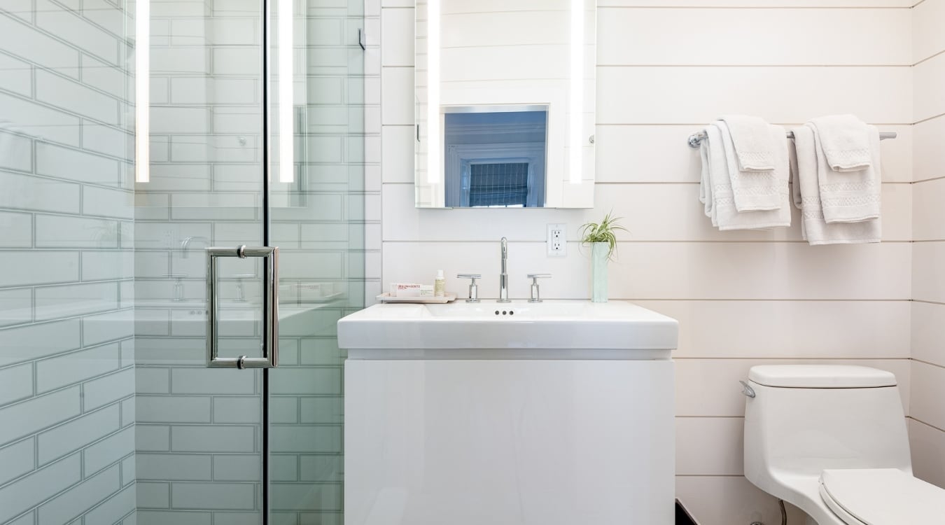 Chapman Queen Deluxe bathroom