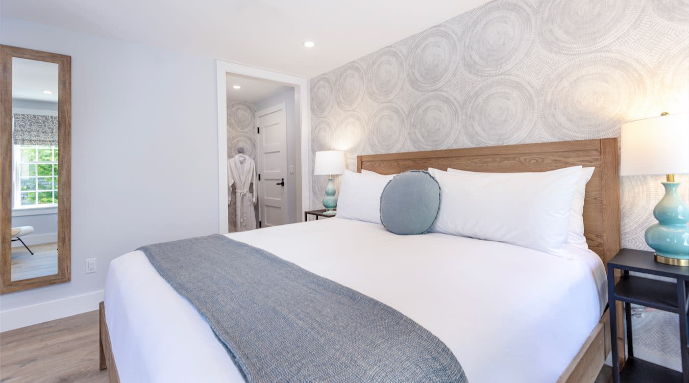 Regatta King Deluxe bedroom.