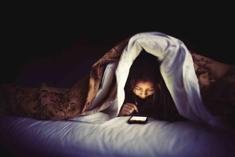 Suka main smartphone malam – malam ? Begini caranya agar matamu tidak cepat rusak