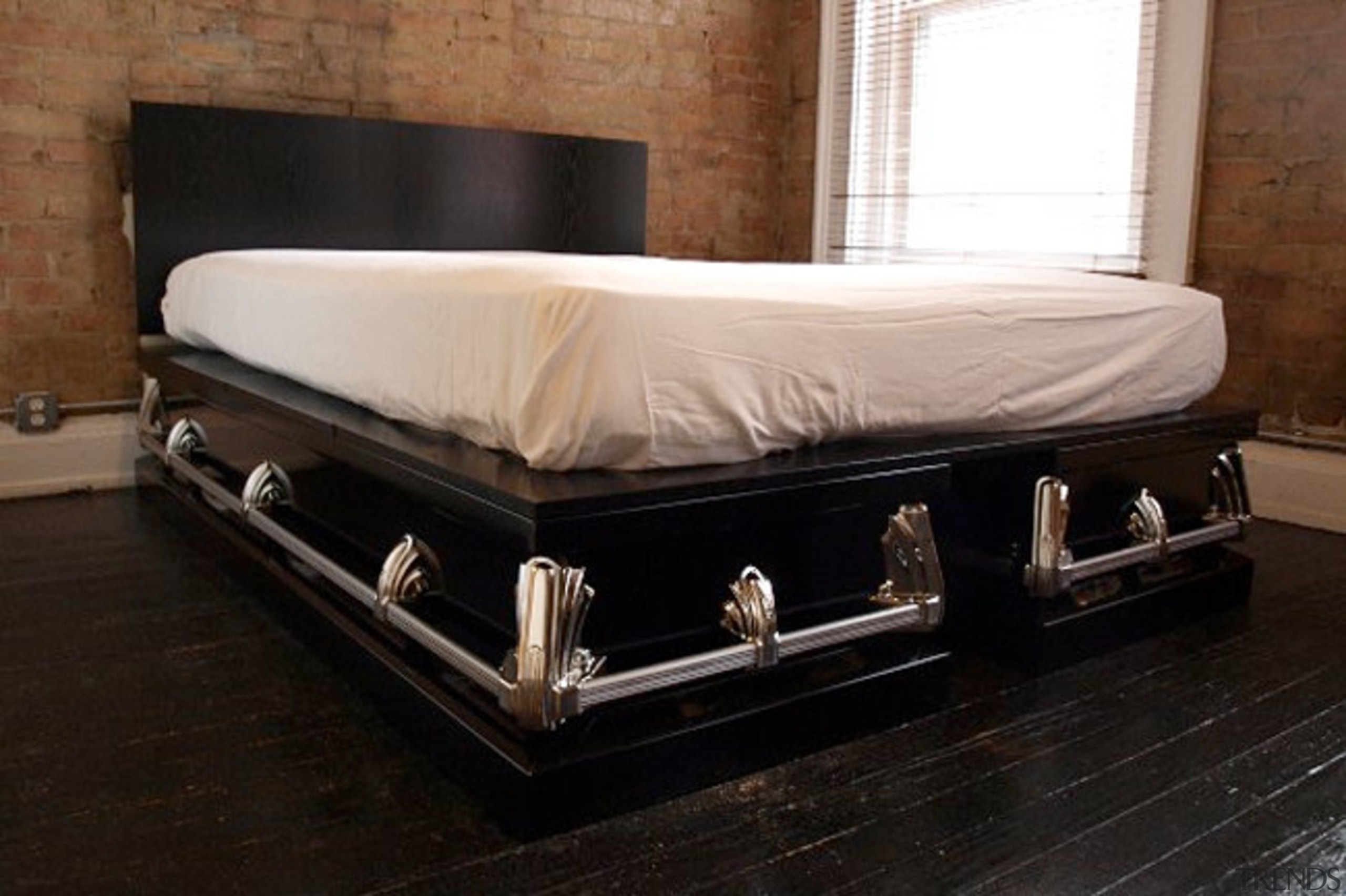 Кровать гроб