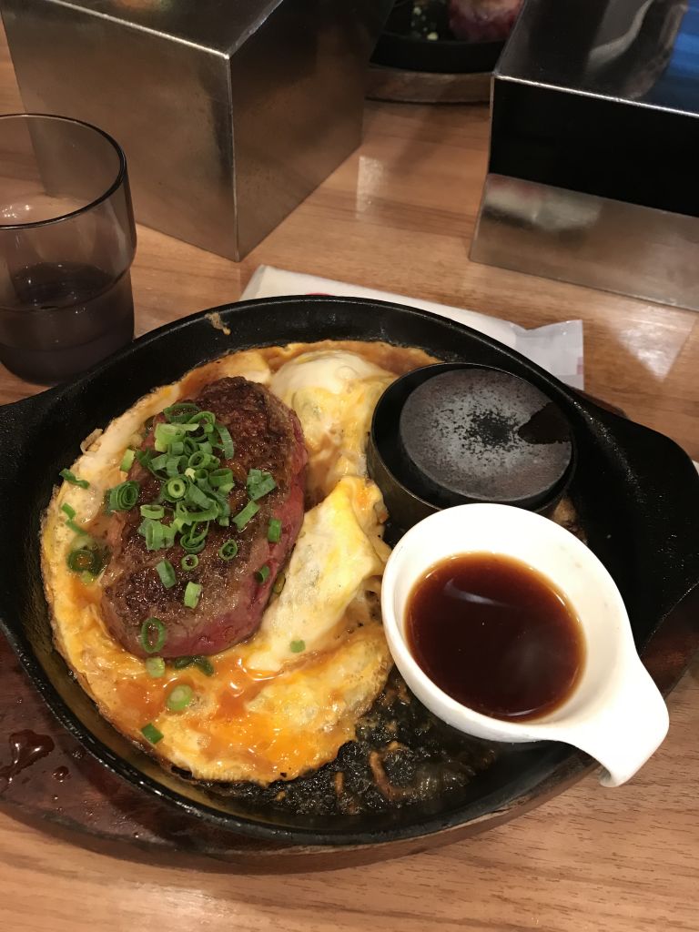 첫 끼, 30분 대기 후 먹은 꿀맛 햄버그스테이크