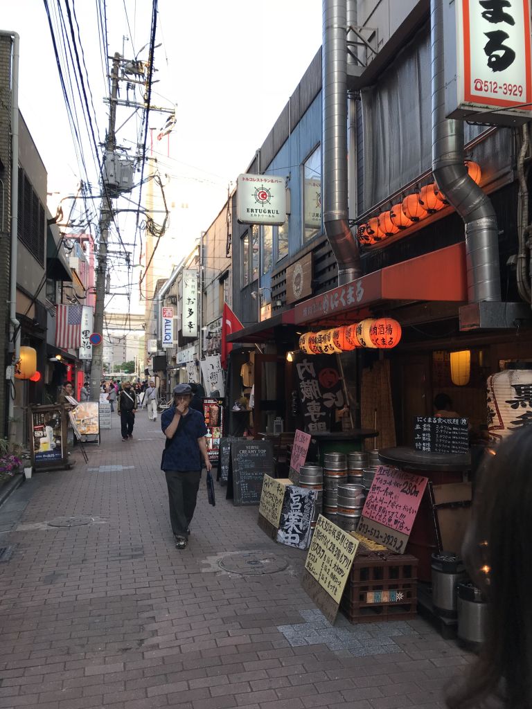 탄가시장의 한적한 거리. 하나, 둘 불이 켜지기 시작한다.