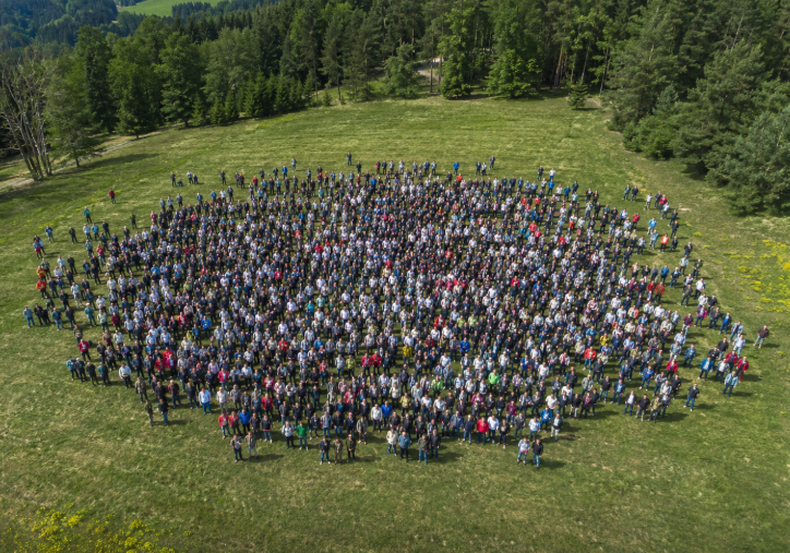 600 lidí